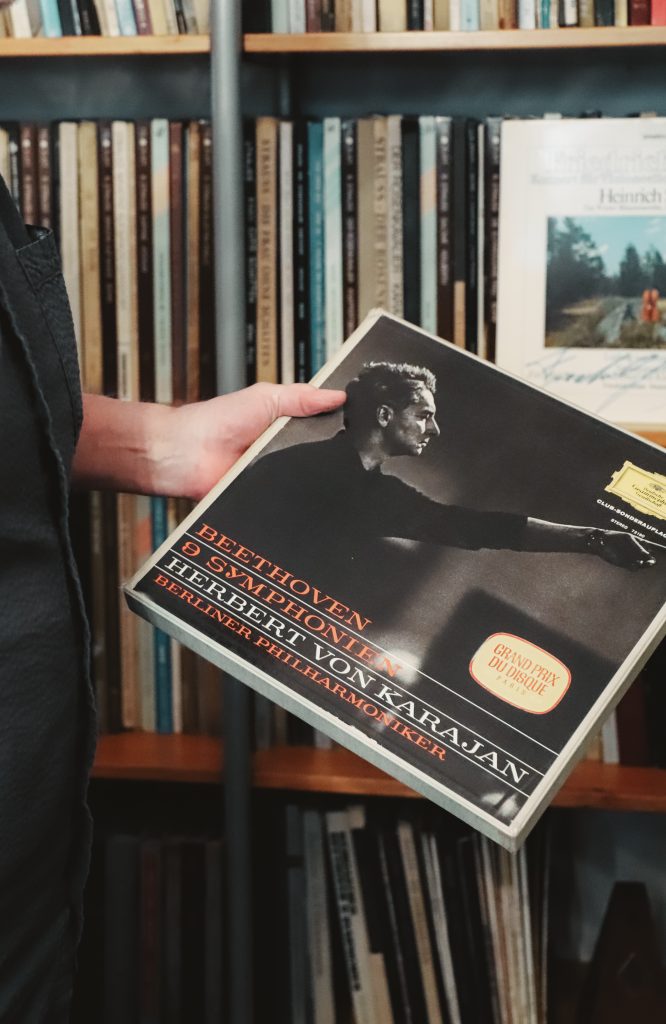Bild von Josefs Hand, die Bethoovens 9. Symphonien als Schallplatte hält