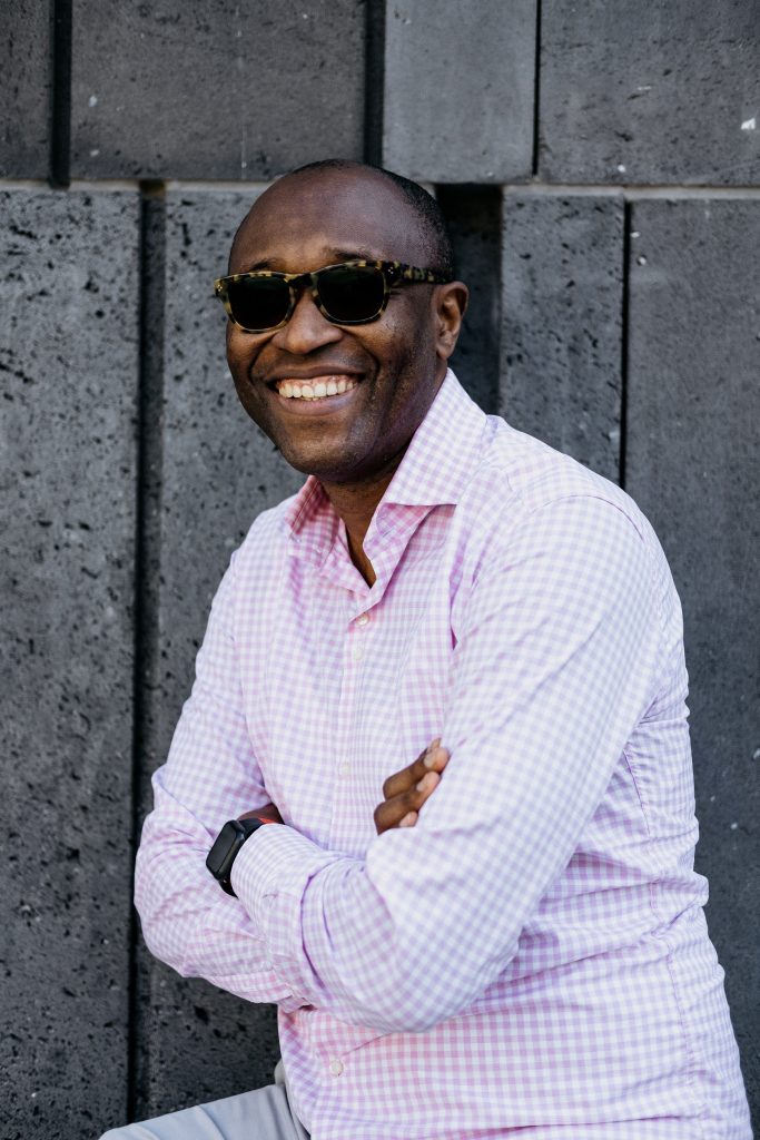 Porträt Simon Inou mit Sonnenbrille