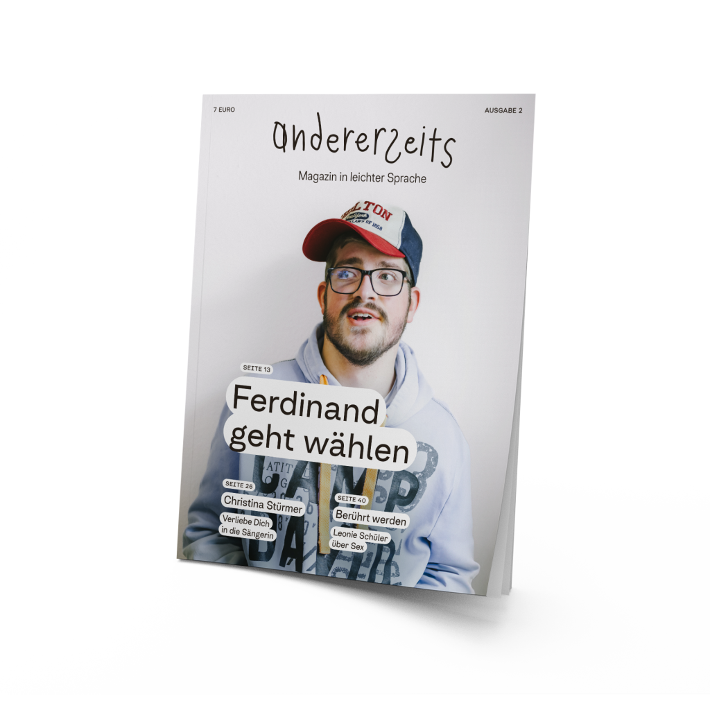 Cover des Magazins. Ein junger Mann mit Behinderungen schaut in die Kamera.