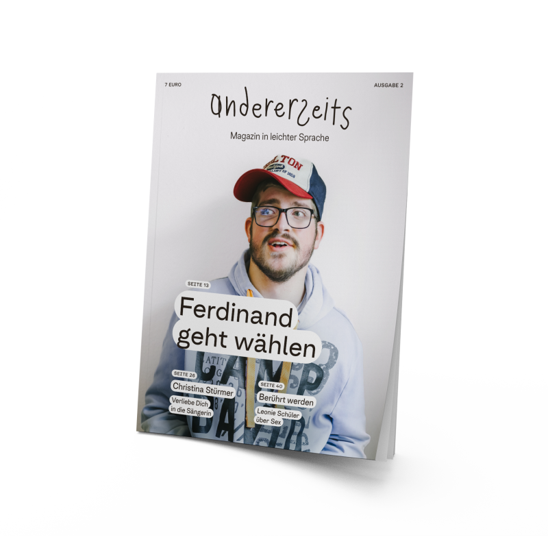 Cover des Magazins. Ein junger Mann mit Behinderungen schaut in die Kamera.