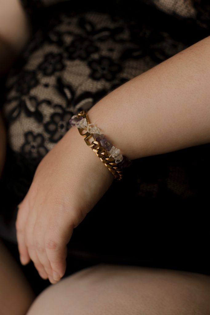 Die Aufnahme zeigt Leonies Hand. Sie trägt zwei Armbänder.