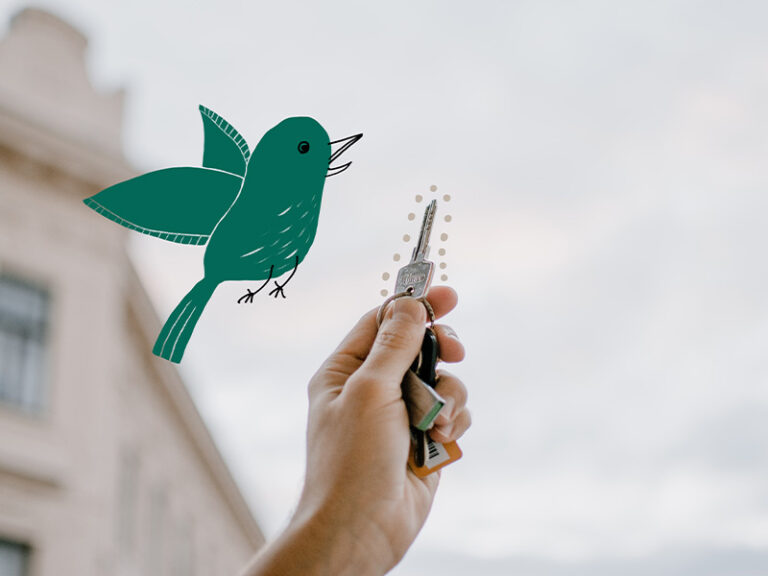 Das Bild zeigt eine ausgestreckte Hand, die einen Wohnungsschlüssel nach oben hält. Links davon ist ein Illustration von einem fliegenden Vogel in Grün. Die Zeichnung kann als Symbol für die Freiheit verstanden werden.